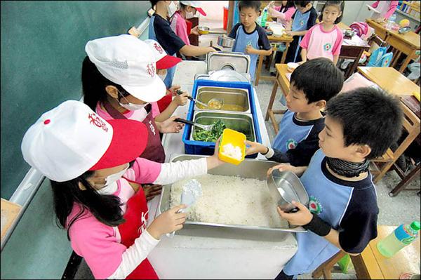 走訪免費午餐項目受益學校